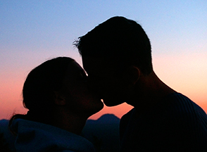 couple kissing