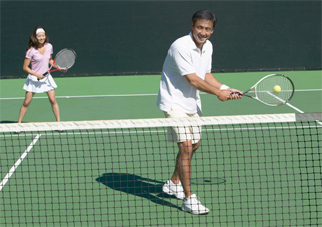 couple playing tennis